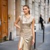 Sasha Meneghel apostou em vestido dourado com fenda para a Paris Fashion Week 2023