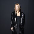  Sasha Meneghel em vestido preto elegante na Paris Fashion Week 2023 