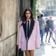 Livia Nunes Marques com look preto e rosa para a Valentino na Paris Fashion Week 2023