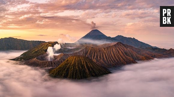 Pessoas na Indonésia vão ao Monte Bromo para jogar vacas e oferendas