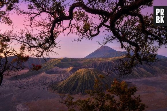 Pessoas vão ao Monte Bromo para jogar oferendas em vulcão