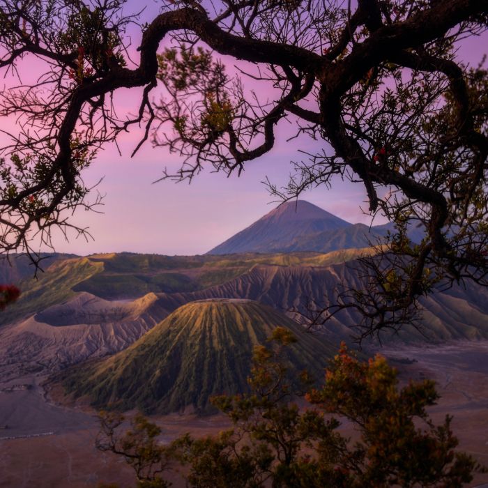 Pessoas vão ao Monte Bromo para jogar oferendas em vulcão