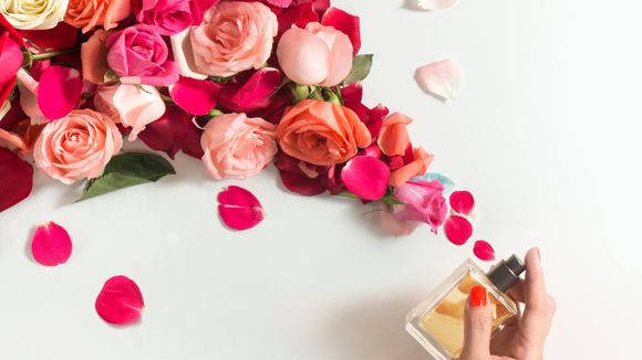 10 perfumes baratos para quem ama fragrâncias florais