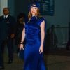 Alice Wegamn apareceu com um look todo azul com capuz em formato e boné na cabeça