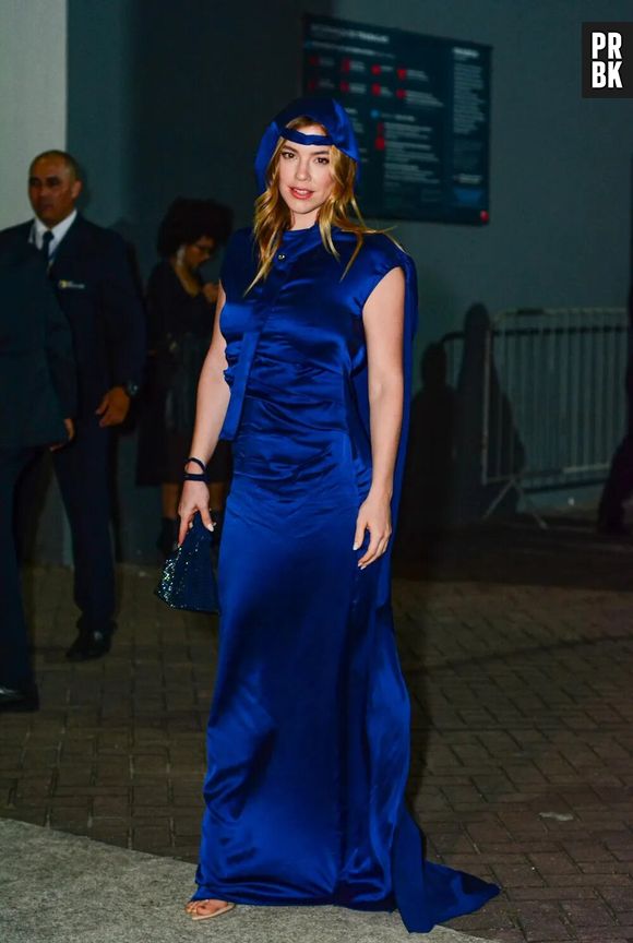 Alice Wegamn apareceu com um look todo azul com capuz em formato e boné na cabeça