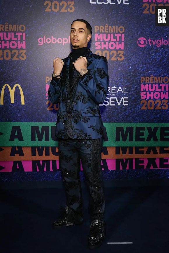 O blazer estamapdo azul e preto de Veigh para o Prêmio Multishow 2023 estava maravilhoso