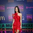 Tilia apostou em um vestido vermelho à lá Selena Gomez para o Prêmio Multishow 2023