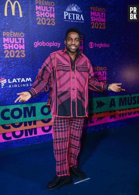 Lázaro Ramos estava incrível com terno preto e rosa para o Prêmio Multishow 2023