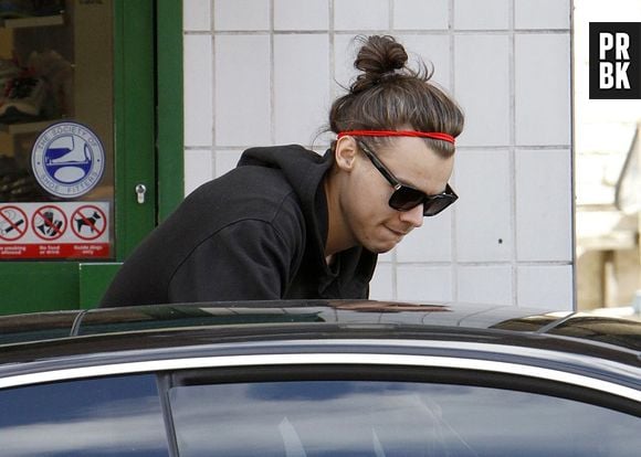 Harry Styles apostava também em prender o cabelo comprido