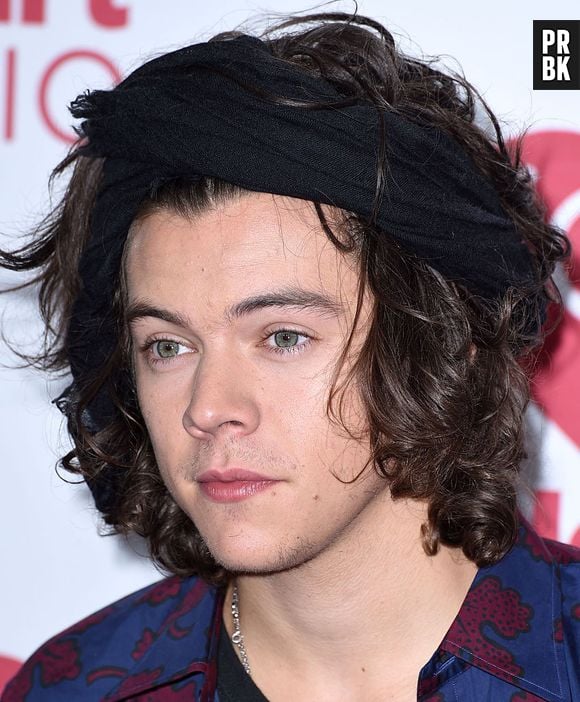 Harry Styles começou a deixar o cabelo crescer e apostava em acessórios