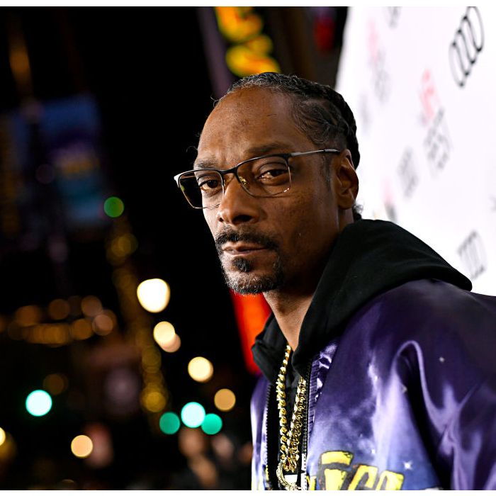  Fãs suspeitam que a decisão de Snoop Dogg em fumar maconha esteja relacionada à sua saúde ou à sua carreira 