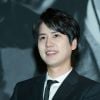 Kyuhyun (Super Junior) leva facada de fã para proteger ator