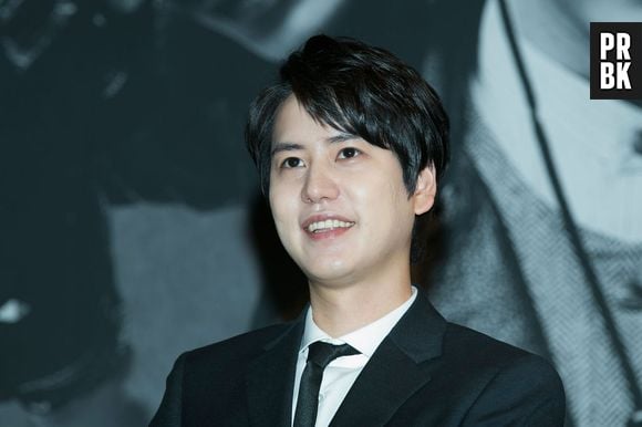 Kyuhyun (Super Junior) leva facada de fã para proteger ator