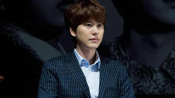 Kyuhyun (Super Junior) leva facada de fã para proteger outro idol. Saiba estado de saúde!