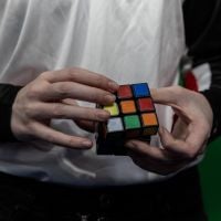 O novo recorde mundial do cubo de Rubik é de 3,134 segundos. E foi perfeitamente registrado em vídeo