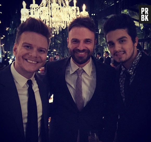 No casamento de Thiaguinho e Fernanda Souza, Luan Santana posa com Michel Teló e Cássio Reis