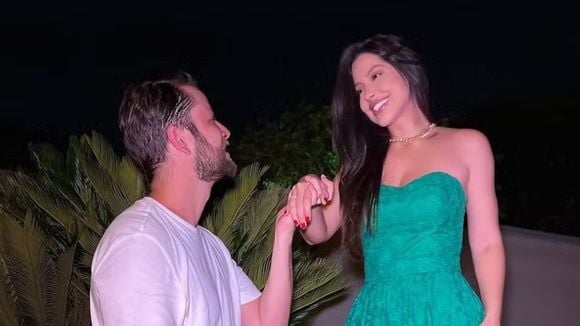 Laís Caldas e Gustavo Marsengo estão noivos! Ex-BBB fez pedido fofo de casamento durante o Natal