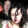 Charli XCX fica bem chapada na festa do BRIT Awards 2015