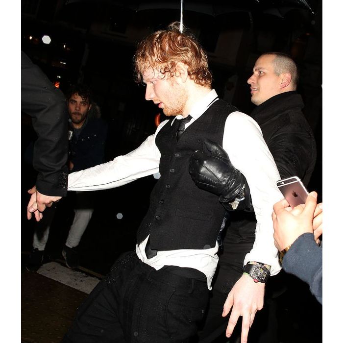  Ed Sheeran e seguran&amp;ccedil;a saindo da festa do BRIT Awards 2015 