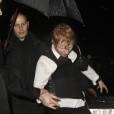  Ed Sheeran sendo carregado por seguran&ccedil;a ao sair da festa do BRIT Awards 2015 