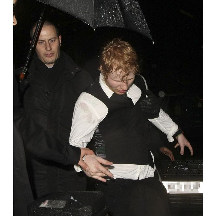  Ed Sheeran sendo carregado por seguran&amp;ccedil;a ao sair da festa do BRIT Awards 2015 