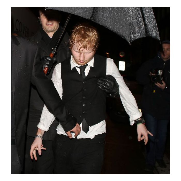  Seguran&amp;ccedil;as ajudam Ed Sheeran a sair da festa do BRIT Awards 2015 
