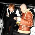  Ed Sheeran j&aacute; chegou com drink na m&atilde;o no BRIT Awards 2015 