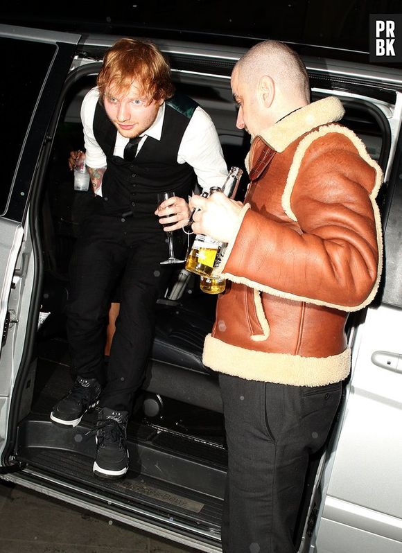 Ed Sheeran já chegou com drink na mão no BRIT Awards 2015