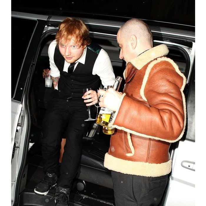  Ed Sheeran j&amp;aacute; chegou com drink na m&amp;atilde;o no BRIT Awards 2015 