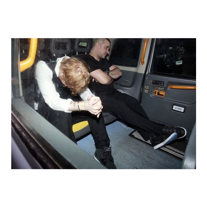  Ed Sheeran bem mal no carro ao sair do BRIT Awards 2015 