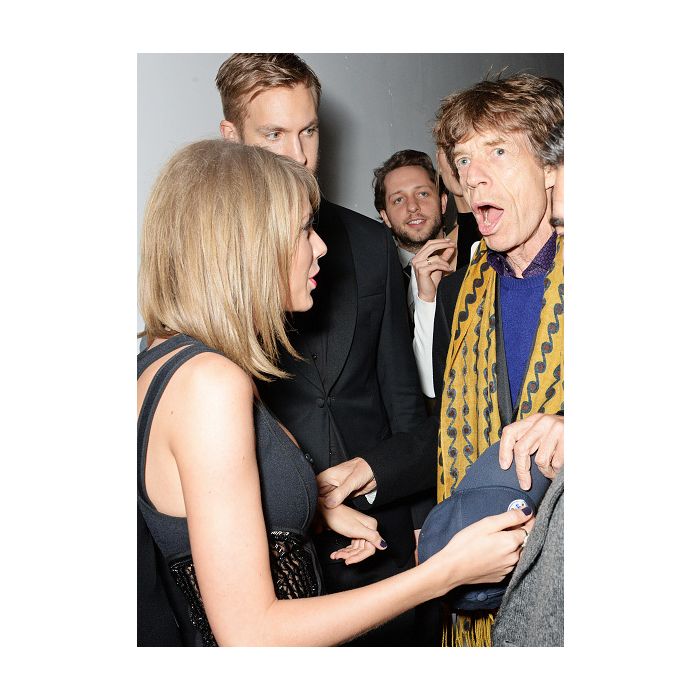  Taylor Swift conversa com Mick Jagger na festa do BRIT Awards 2015 