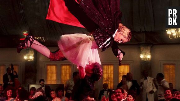 Enquanto dançava, Madonna foi puxada e caiu no chão