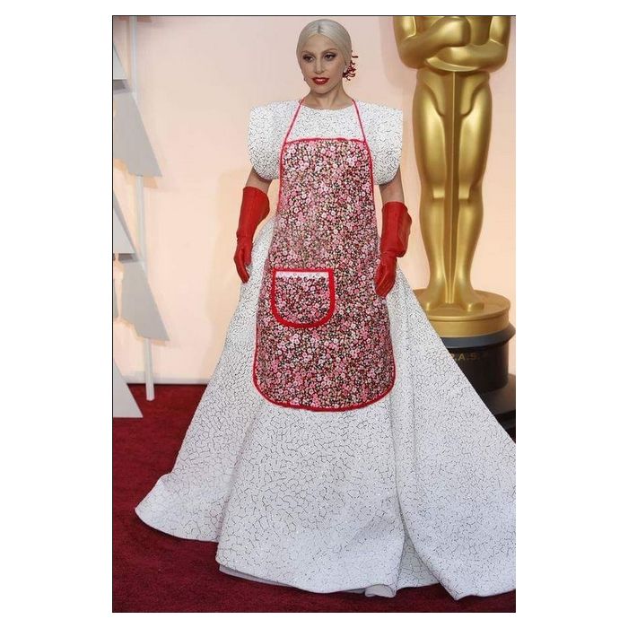  Alguns internautas disseram que a Lady Gaga estava assando um bolo no forno antes de chegar ao Oscar 2015 