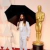 Não era uma festa a fantasia, mas Jared Leto foi fantasiado dele mesmo, no Oscar 2015