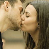 Veja 6 dicas para arrasar no 1º beijo! Você não vai pisar na bola na hora de perder o BV!