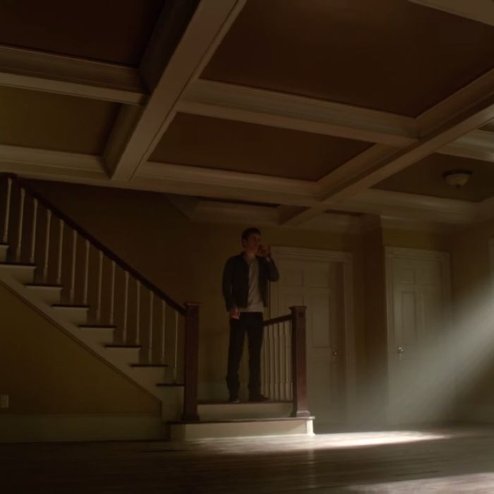  Stefan (Paul Wesley) foi at&amp;eacute; a casa de Caroline (Candice Accola) e encontrou tudo vazio em &quot;The Vampire Diaries&quot; 