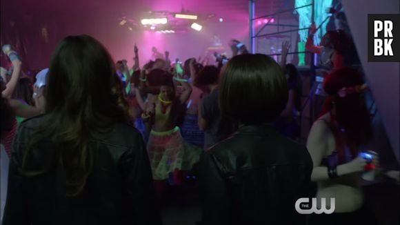Em "The Vampire Diaries", Elena (Nina Dobrev) e Bonnie (Kat Graham) vão até uma rave atrás de Caroline (Candice Accola)