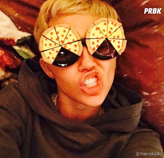 Miley Cyrus e seu óculos de pizza em momento de descontração no seu Instagram