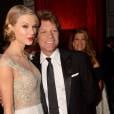 Bon Jovi posou com Taylor Swift em evento beneficente na Inglaterra