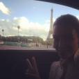  Kim Kardashian em selfie r&aacute;pida no carro com a Torre Eiffel 