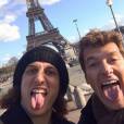  David Luiz e Rodrigo Faro em foto descontra&iacute;da com a Torre Eiffel 