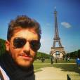  Klebber Toledo em selfie com a famosa Torre Eiffel 
