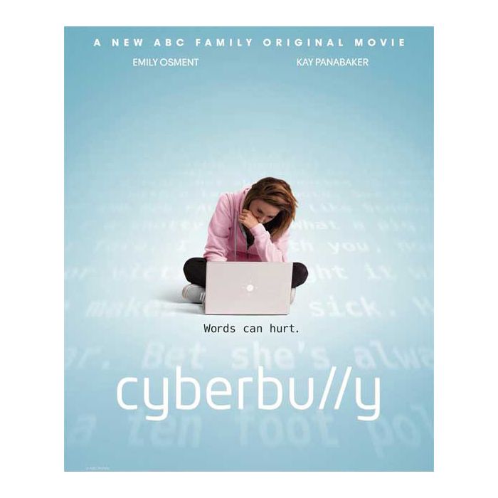  Emily Osment &amp;eacute; enganada e humilhada por todos na internet no filme &quot;Cyberbully&quot; 