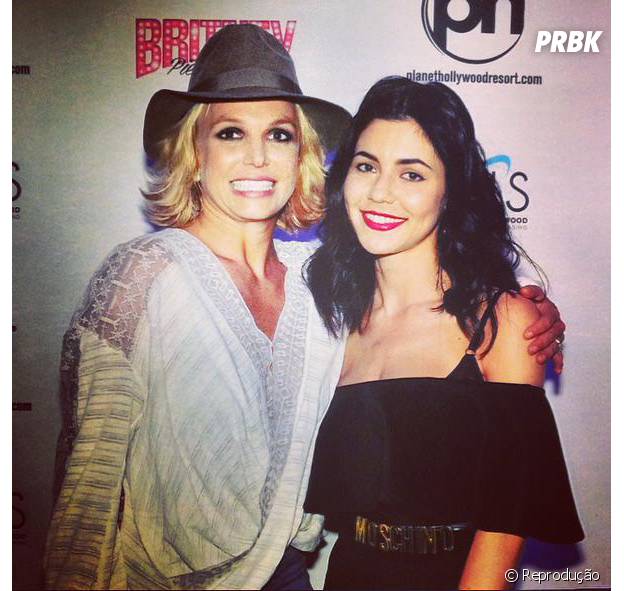 Marina and The Diamonds posa ao lado de Britney Spears durante show polêmico em Las Vegas