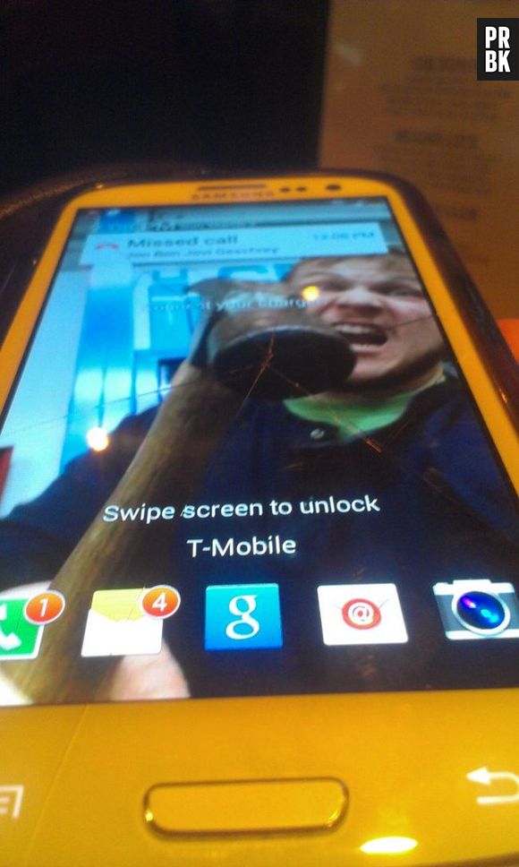 A galera se divertiu ao criar papéis de parede para tela de smarthone quebrada