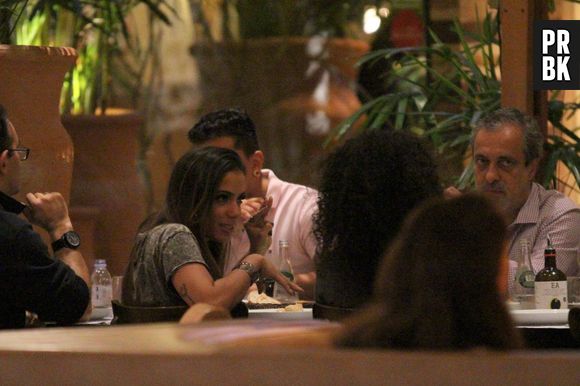 Anitta aproveitou espaço na agenda para jantar com amigos