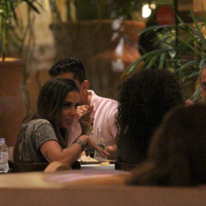  Anitta aproveitou espa&amp;ccedil;o na agenda para jantar com amigos 
