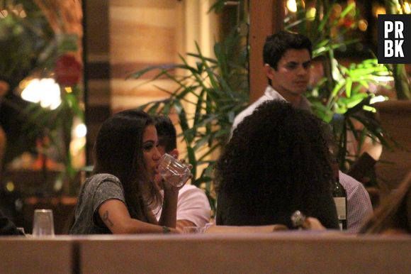 Anitta botou o papo em dia com os amigos em shopping no Rio
