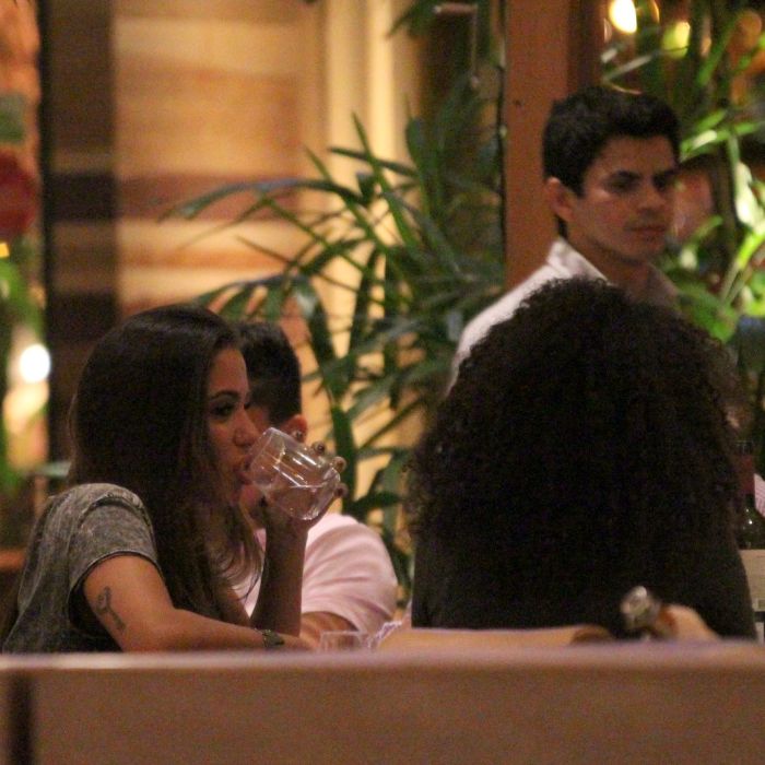  Anitta botou o papo em dia com os amigos em shopping no Rio 