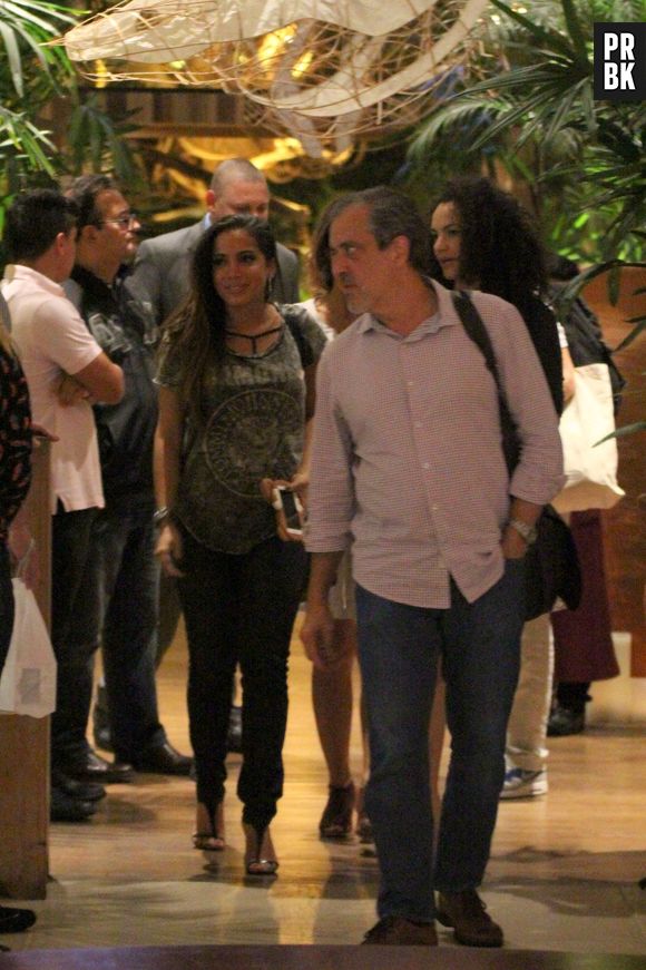 Anitta saiu para jantar com amigos em shopping no Rio de Janeiro, nessa quarta-feira (29)